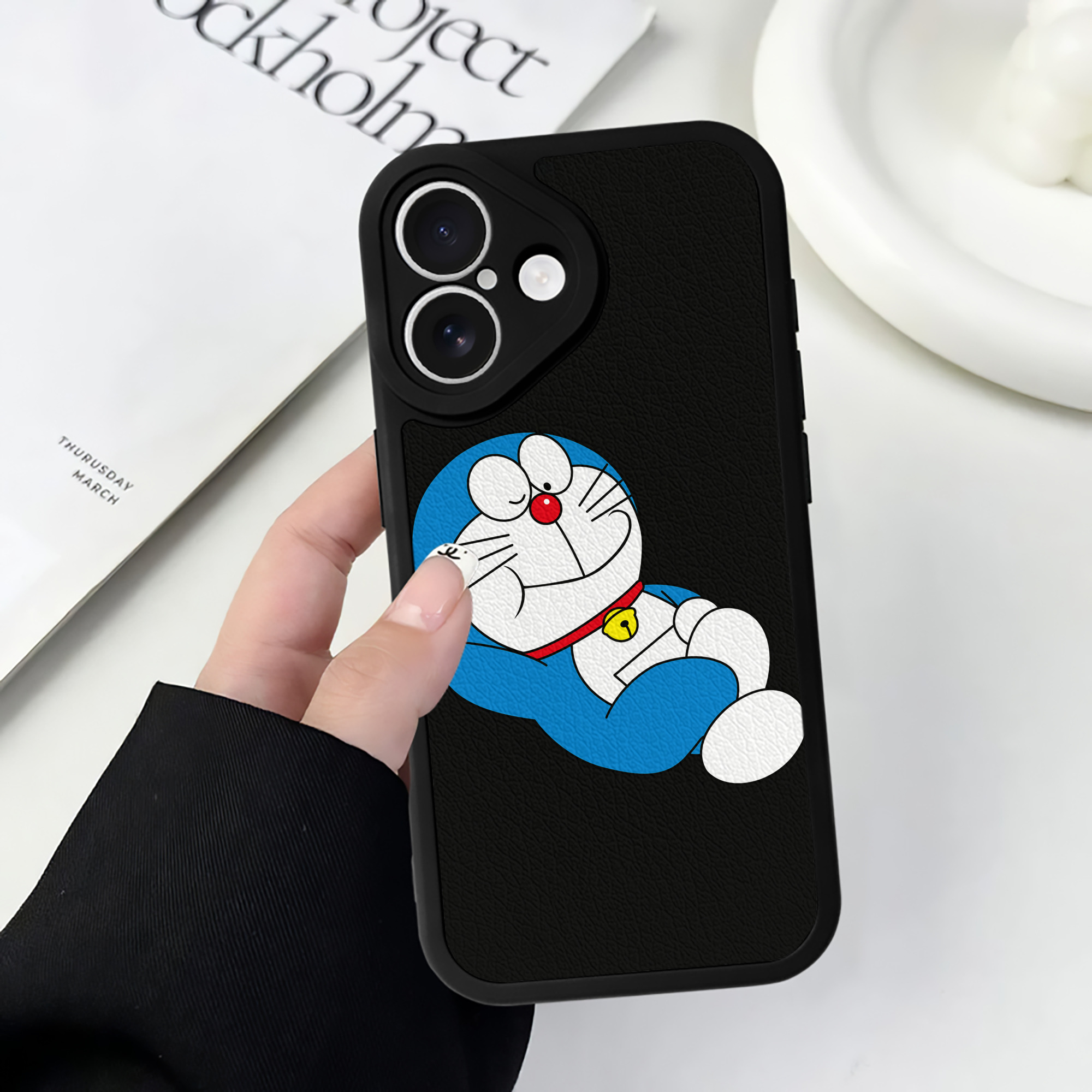 （画像用） ドラえもん Doraemon 【iPhone 16シリーズ対応】シリコンスマホケース（レザー調） 材質：シリコン